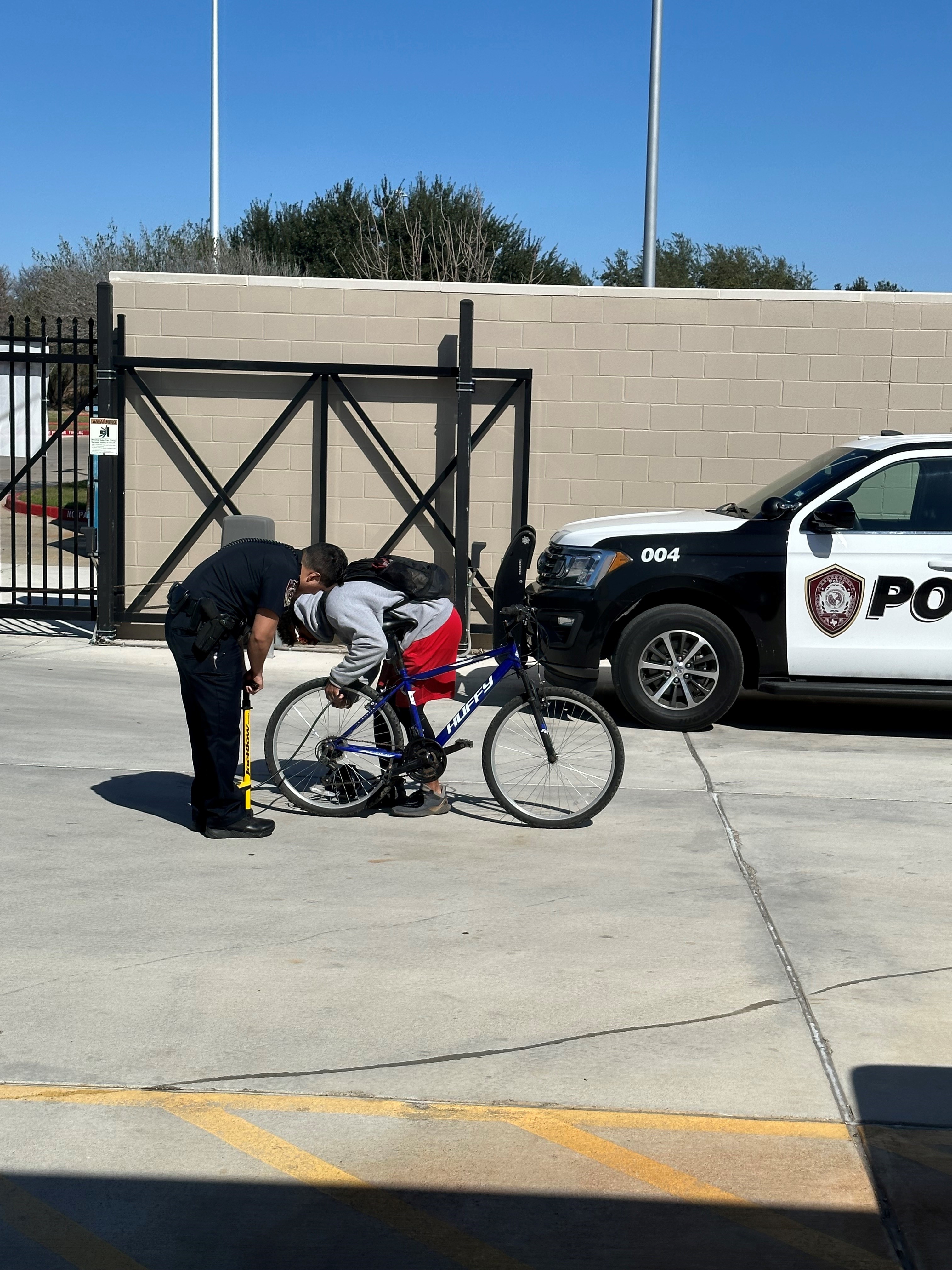 Image of Police Officer during motorist assistance