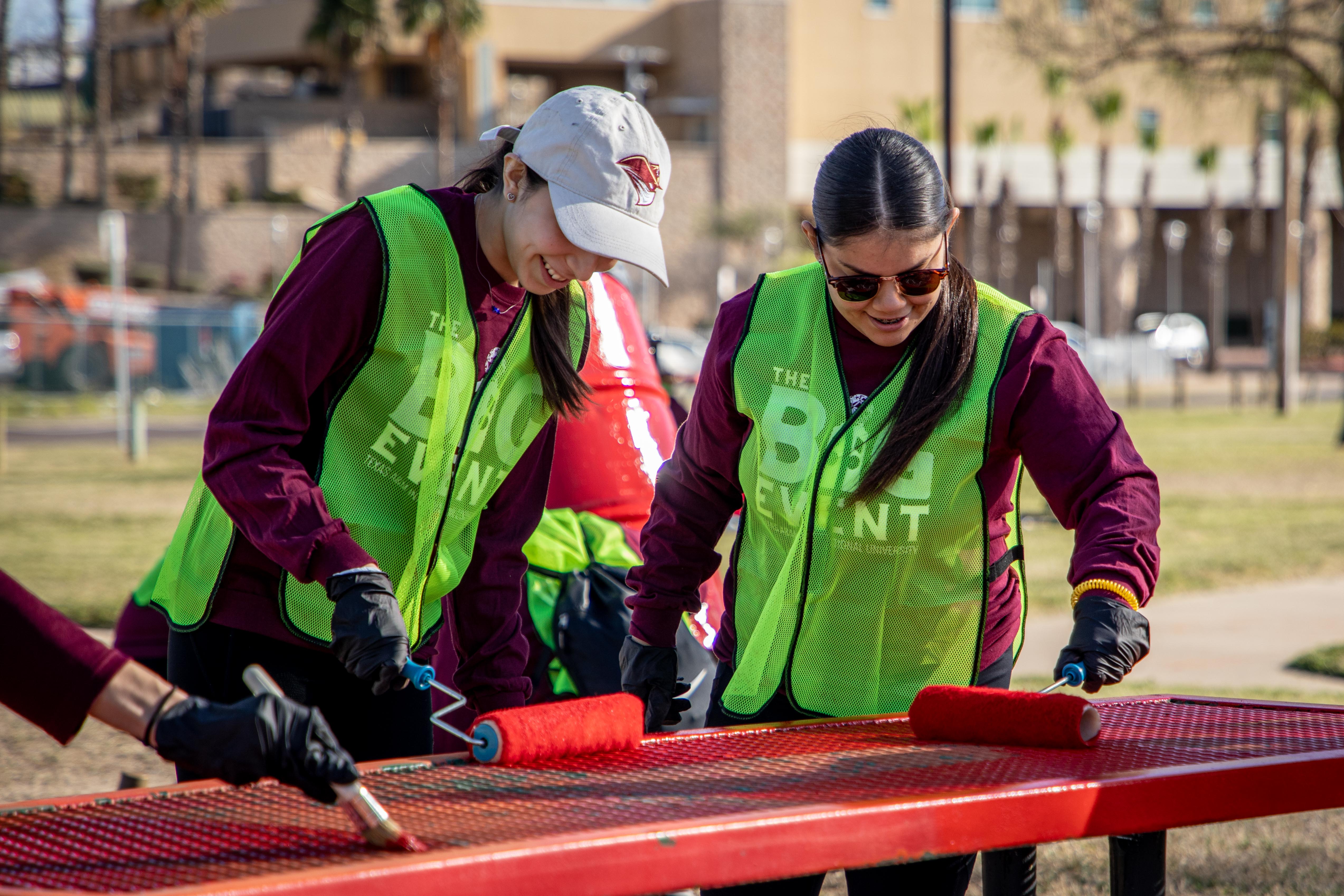 TAMIU Students Volunteering